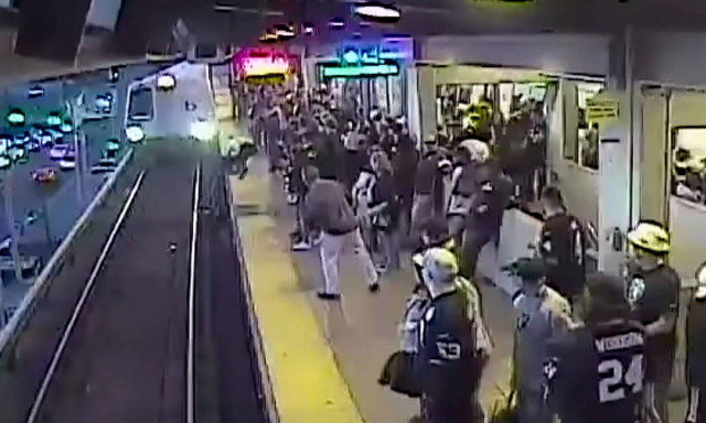 Βίντεο που κόβει την ανάσα: Τον έσωσε πριν τον πατήσει το τρένο!