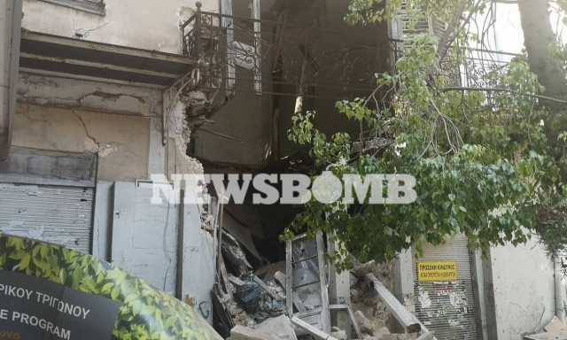 Συναγερμός στο κέντρο της Αθήνας: Κατέρρευσε κτήριο στην Αιόλου (pics)