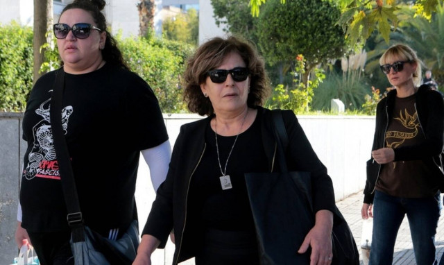 Απολογία Μιχαλολιάκου: Αποδοκίμασαν οι συγγενείς του Παύλου Φύσσα – «Σκυλί» φώναξε η μητέρα του