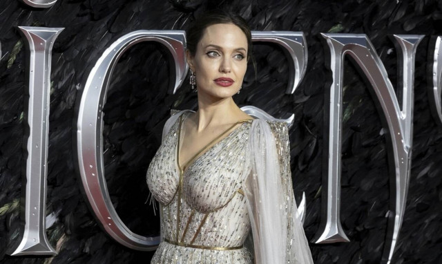 Ολόγυμνη στα 44 της η Αντζελίνα Τζολί – Δείτε τις φωτογραφίες