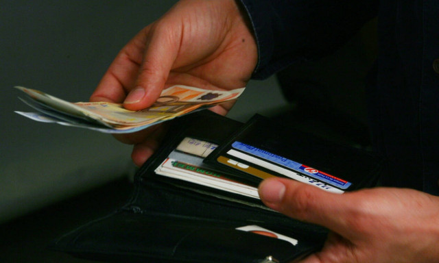 Φοροελαφρύνσεις για όλους με ... αντάλλαγμα περισσότερο «πλαστικό» χρήμα