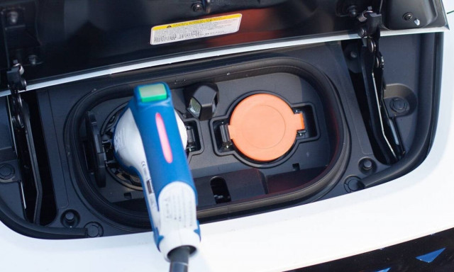 Κίνητρα αγοράς μόνο για τα εξηλεκτρισμένα αυτοκίνητα χαμηλών εκπομπών διευκρινίζει ο ΣΕΑΑ