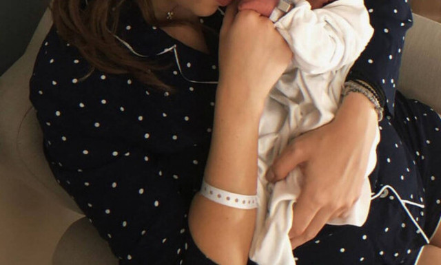 Ζευγάρι της showbiz απέκτησε το πρώτο του παιδί! Οι φωτογραφίες με το μωρό μέσα από το μαιευτήριο