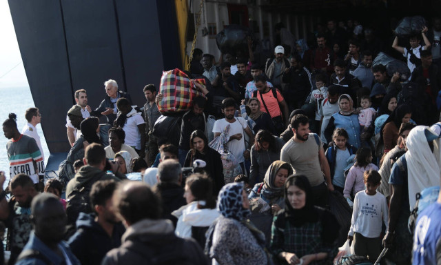 «Nissos Samos» with 142 migrants and refugees from Mytilene and Chios docks at Piraeus port