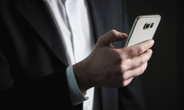 Μηνύματα από... νεκρούς και πρώην σε χιλιάδες κινητά (pics)