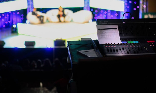 Απίστευτο περιστατικό σε τηλεοπτική εκπομπή: Το μήνυμα που έσωσε τη ζωή της δημοσιογράφου (pics)