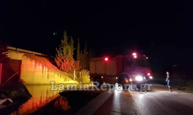 Απίστευτες εικόνες στη Λαμία: Αυτοκίνητο εγκλωβίστηκε κάτω από γέφυρα