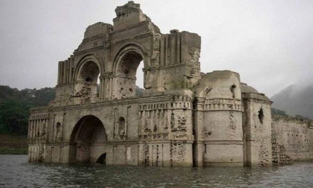 Δείτε τον ναό-φάντασμα που ξεπρόβαλε μέσα από ένα ποτάμι | ΦΩΤΟ