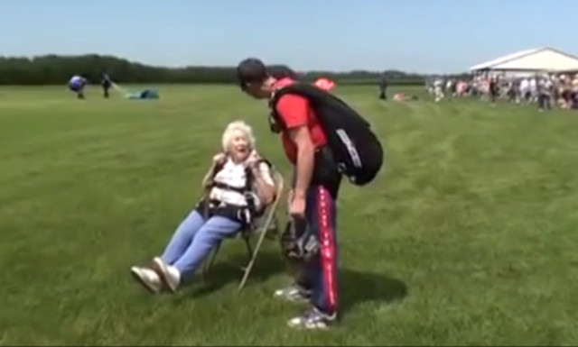 Αυτό που ετοιμάζεται να κάνει η γιαγιά είναι πραγματικά… ασύλληπτο! | ΒΙΝΤΕΟ