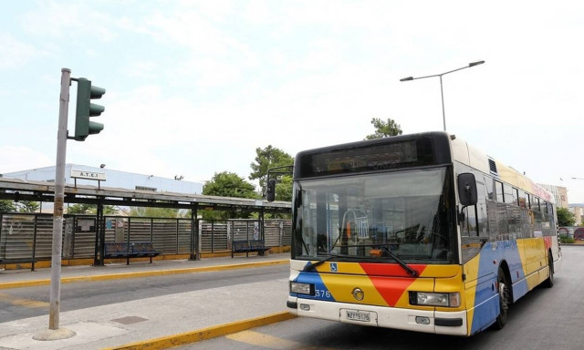 Απίστευτες εικόνες στη Θεσσαλονίκη: Νεαροί κρέμονται σε λεωφορείο (vid)