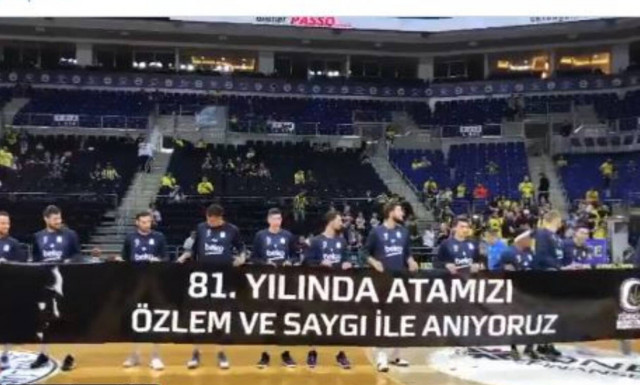 Άγρια επίθεση Τούρκων σε Σλούκα για το πανό με τον Κεμάλ Ατατούρκ - Οι αντιδράσεις και η εξήγηση