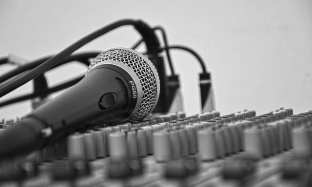 Φίδι δάγκωσε γνωστό τραγουδιστή και το ανέβασε στο Instagram – Γεμάτος αίματα στην κάμερα (pics)