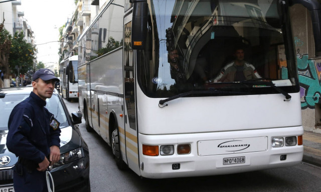 Επιχείρηση εκκένωσης σε κτήριο στα Εξάρχεια: Τι βρήκε η ΕΛ.ΑΣ. (pics)