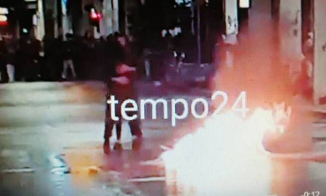 Πάτρα: Χόρεψαν ταγκό δίπλα σε φλεγόμενο κάδο - Το περιστατικό που σημάδεψε την πορεία 