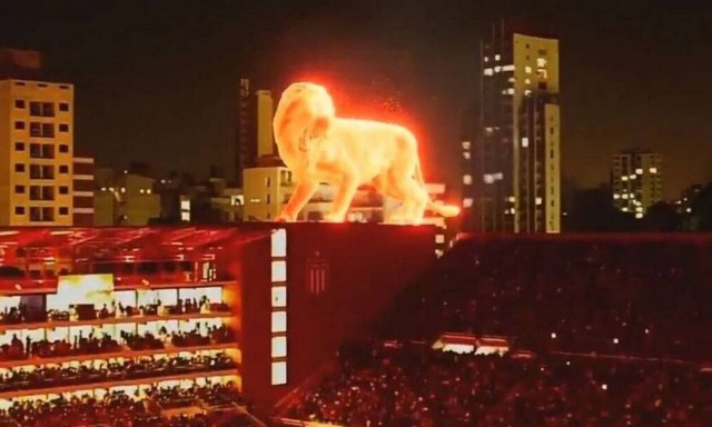 Απίστευτο: Εγκαινίασαν το ανακατασκευασμένο τους γήπεδο με φλεγόμενο λιοντάρι – υπερπαραγωγή (video)