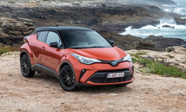 Το ανανεωμένο Toyota C-HR ανέβηκε υβριδικά στα 2.000 κυβικά και τους 184 ίππους