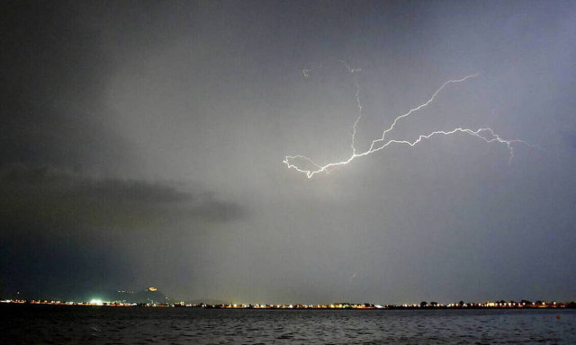 Κακοκαιρία «Βικτώρια»: Μαθητές στην Κρήτη έφτιαξαν αυτοσχέδια «γέφυρα» για να βγουν από το σχολείο