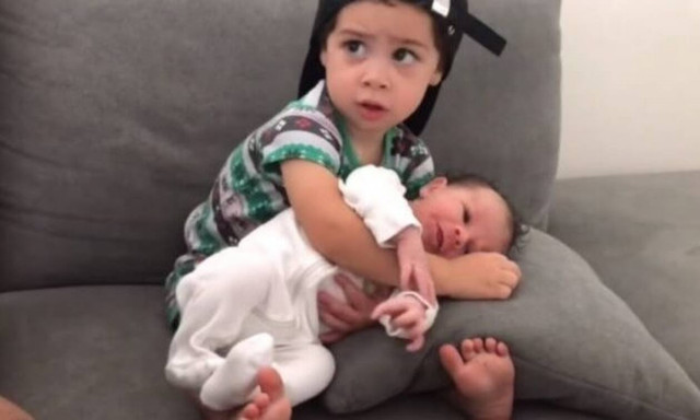 Αγκαλιάζει τον αδερφό του για πρώτη φορά - Δείτε τι κάνει! (vid)