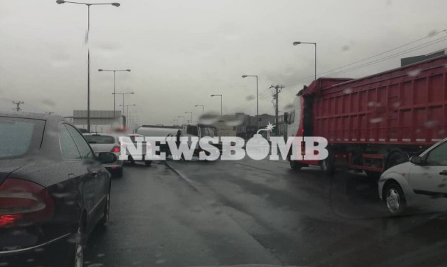 Κίνηση στους δρόμους: «Χάος» ΤΩΡΑ στην Αθηνών - Λαμίας - Ατύχημα με βυτιοφόρο (pics)