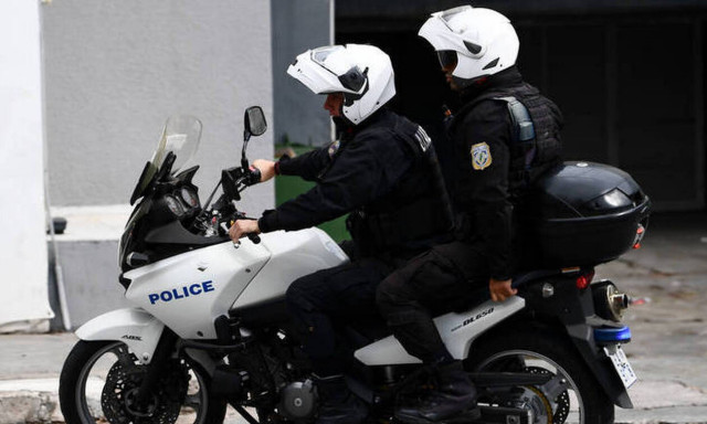 Εξάρχεια: Ανάληψη ευθύνης για την επίθεση σε αστυνομικούς