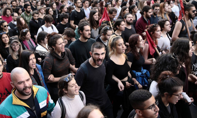 Φοιτητικό συλλαλητήριο: Έσπασαν κατάστημα - Χτύπησαν φωτορεπόρτερ
