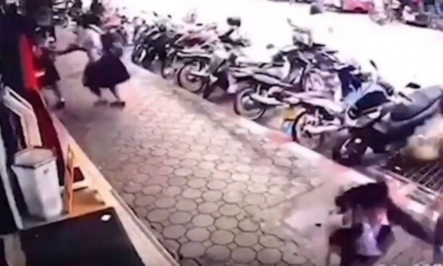 Βίντεο - ΣΟΚ: Η στιγμή που 22.000 Volt χτυπάνε γυναίκα - Έζησε από θαύμα