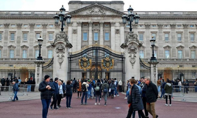 Συναγερμός στο Μπάκιγχαμ: «Ύποπτο» αυτοκίνητο έξω από το παλάτι (vid)