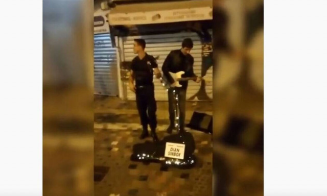 Αστυνομικός παίρνει το μικρόφωνο και τραγουδά μαζί με πλανόδιο στο Μοναστηράκι