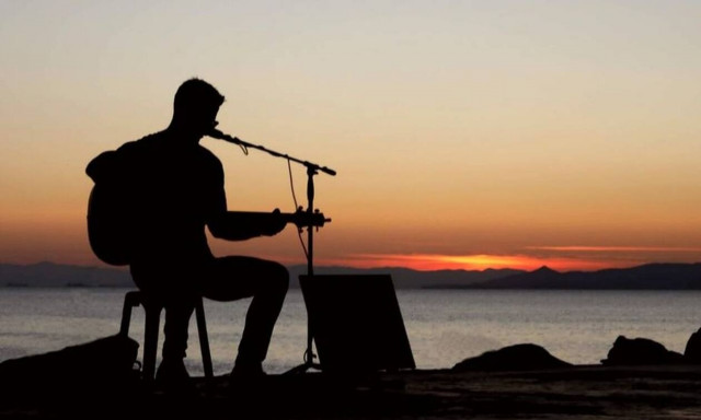 Αποκάλυψη: Αυτός είναι ο αστυνομικός που έγινε viral (photos+video)