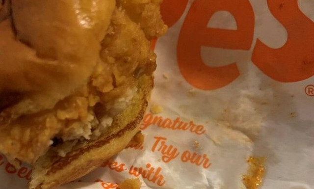 Έτρωγε σάντουιτς - Αυτό που βρήκε μέσα τον σόκαρε (pics)