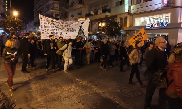 Βόλος: Με ένταση και μικροεπεισόδια η πορεία για την επέτειο του Πολυτεχνείου