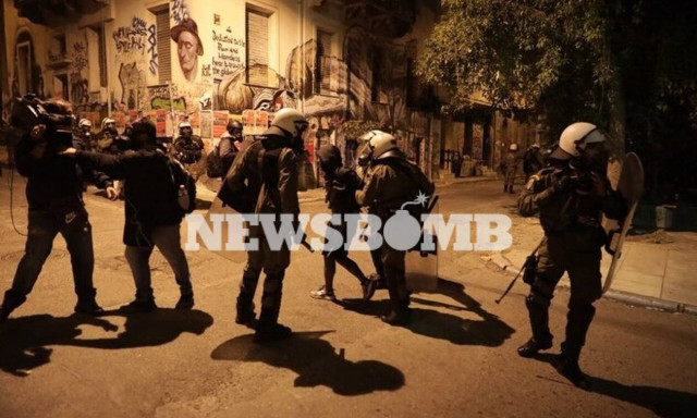 ΤΩΡΑ: Επεισόδια στα Εξάρχεια - «Σκούπα» της ΕΛ.ΑΣ. στην πλατεία - Στην μάχη και η Αύρα