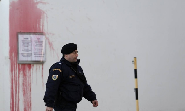 Ρουβίκωνας: Πέταξαν μπογιές στο δημαρχείο του Βύρωνα