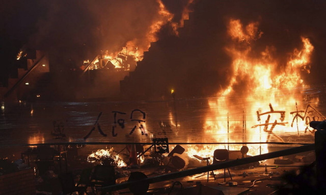 «Πολυτεχνείο» και στο Χονγκ Κονγκ: Η αστυνομία εγκλώβισε εκατοντάδες διαδηλωτές εντός της Σχολής