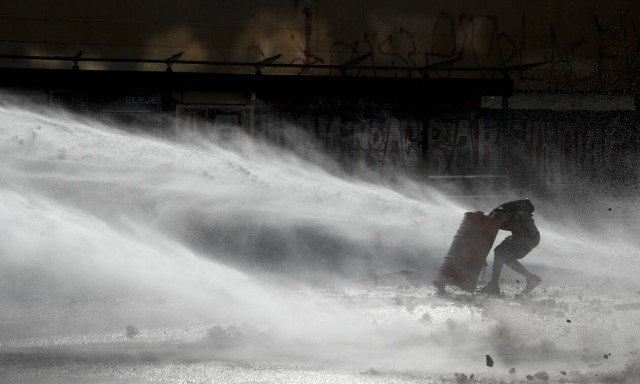 Χιλή: Διαδηλωτής πέθανε αβοήθητος - Αστυνομικοί εμπόδισαν τραυματιοφορείς να τον βοηθήσουν