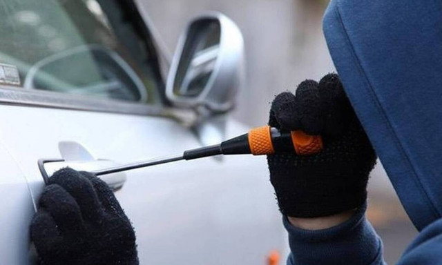 Λήστεψαν Έλληνα δήμαρχο: «Κάποια καλόπαιδα μου έσπασαν το τζάμι»