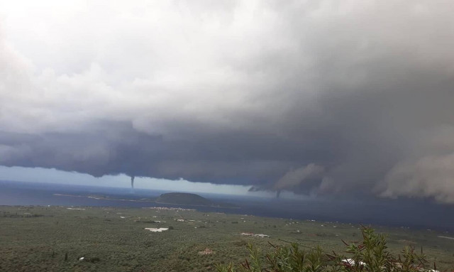 Μεσσηνία: Εντυπωσιακοί υδροστρόβιλοι απέναντι από τη Μαραθόπολη 