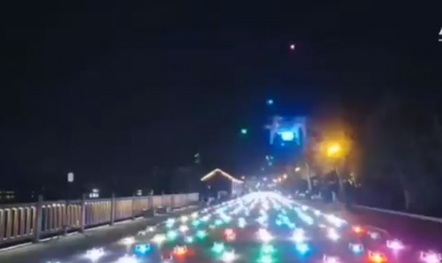 Απίστευτο: Εκατοντάδες drones σχημάτισαν στον ουρανό αεροπλάνα και ελικόπτερο (video) 