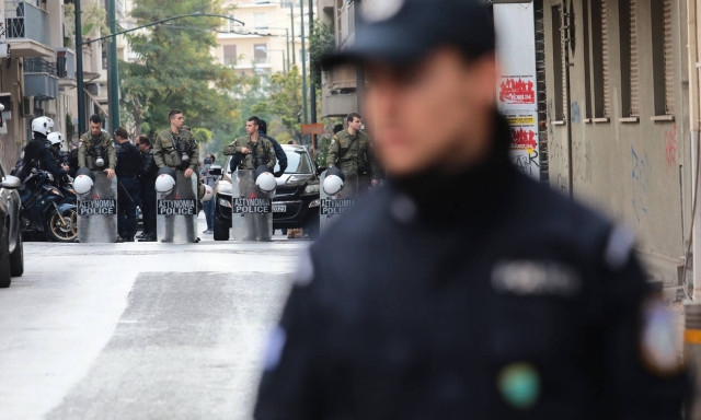 Αστυνομική επιχείρηση ΤΩΡΑ στα Εξάρχεια - Τι αναζητά η Αστυνομία σε πολυκατοικία στη Στουρνάρη