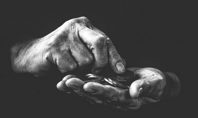 Προσοχή! Άγνωστος πετά φακέλους με χρήματα κάτω από πόρτες σπιτιών (pics)