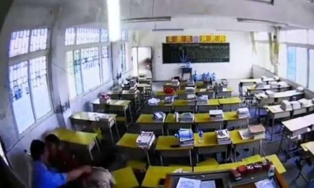 Σοκ: Άνδρας πλάκωσε στο ξύλο δασκάλα μέσα στην αίθουσα (pics+vid)