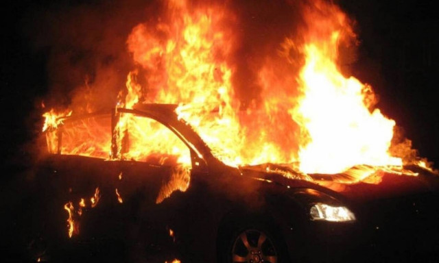 Τρόμος σε πολυκατοικία στον Ταύρο: Κάηκαν τρία αυτοκίνητα σε πυλωτή