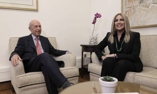 Συνάντηση Σημίτη με Γεννηματά στη Βουλή: Στο επίκεντρο το έκτακτο συνέδριο του ΠΑΣΟΚ