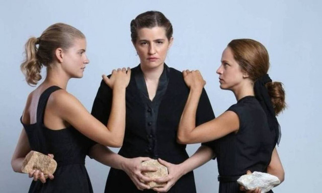 Απίστευτο: Αυτός ο πρωταγωνιστής από τις «Άγριες Μέλισσες» φοράει περουκίνι