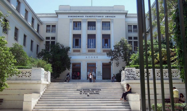 Άγριο ξύλο ΑΣΟΕΕ: Ντου από αντιεξουσιαστές στη γενική συνέλευση (vid)