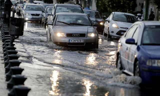 Καιρός - Θεσσαλονίκη: Δεκάδες κλήσεις στην Πυροσβεστική για άντληση υδάτων σε υπόγεια