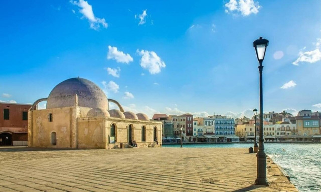 Συναγερμός στα Χανιά: Νεαρός έπεσε από τα κάγκελα στο ενετικό λιμάνι