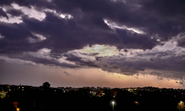 Καιρός: Σε κλοιό κακοκαιρίας η χώρα - Έπεσαν 3.700 κεραυνοί - Έρχεται νέο κύμα βροχών και καταιγίδων