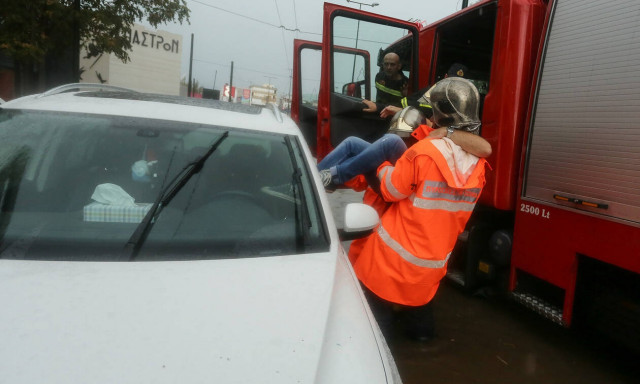 Καιρός: «Σαρώνει» τη χώρα η κακοκαιρία - Κινδύνεψαν γυναίκες στη Χαλκιδική - Προβλήματα στο Ιόνιο