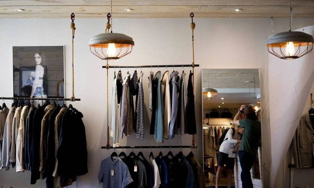 Πότε ξεκινάει το εορταστικό ωράριο στα καταστήματα 